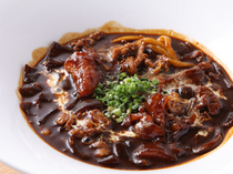 Ampuku Ikebukuro_Our "Beef Sinew Black Curry Udon" features luxurious curry soup slow-cooked for eight hours.