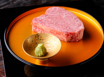 Gyugyu Nishiazabu Main Store_Our "Extreme Chateaubriand" features the persuasive flavor of a rare cut of meat.