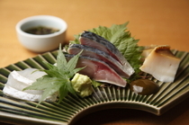 Sushiya Ono_A sashimi trio of marbled sole, marinated mackerel, and steamed abalone