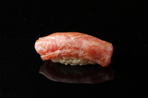 Nishiazabu Sushi Shin_Kishukatsuura Tuna: Rich flavor with a light aftertaste