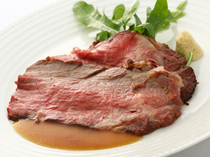 Cafe Tosca_The "Roast beef" features juicy meat that is delicious and satisfying.