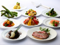 Cafe Tosca_The lunch buffet lets you enjoy as much as you want from a wide selection of dishes.