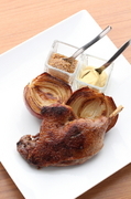AU GAMIN DE TOKIO_Duck Thigh Confit served with a whole roasted onion from Awaji Island.