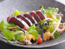 Kasane_Bonito tataki (seared raw fish) with the colors of early summer, a dish where you can fully savor the umami (pleasant savory taste) of the first bonito of the season