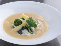 Kasane_New onions and bamboo shoots soup with steamed white fish and broccolini, bursting with onion flavor