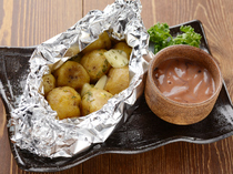 Izakaya Kushiroya_Enjoy the flavor of fluffy potatoes in "Potato with shiokara (salted fish) and butter"