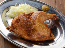 Izakaya Kushiroya_The skin is crispy, and the inside is juicy. Juices fill your mouth with "Kaburitsuki spring chicken"