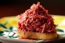 Kato Beef GINZA_Enjoy a melt-in-your-mouth sensation by just putting corned beef inside your mouth