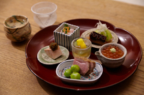Fushikino_A dish incorporating seasonal flavors, "Hassun - a platter of appetizers"