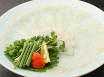 Blowfish Restaurant Tokufuku_Tessa is a simple blowfish dish: savor its thinly-sliced texture.