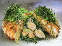 Teppanyaki & Okonomiyaki Denko Sekka Imabari Branch_Hito ni Yasashiku, a luxurious dish containing plump Hiroshima oysters.