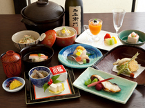 Chiso Kakuta_Tenjin: the chef's choice of an array of dishes served with seasonal ingredients to enhance the deliciousness.