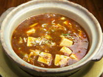Zenkai Kosho_[Addictive Szechuan-Style Mapo Dofu Made in an Earthenware Pot] features an enticingly spicy flavor