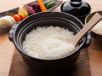 Kyoshoku Fuji-ya_Rice from an earthenware pot with a selection of pickles: with freshly-cooked rice.