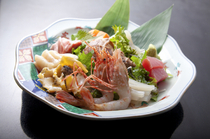 Sohonke Yamako_Assorted seasonal sashimi (sliced raw fish) platter, one can enjoy the vibrant in-season flavors