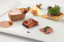 Kobe Kitano Hotel French Restaurant Ash_Our "Hyogo Yukihime Pork Roast" is slow-cooked at low temperatures