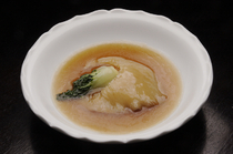 Akasaka Rikyu Ginza_The shark fin boiled whole in shoyu has a splendid golden sheen to it.