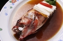 Akasaka Rikyu Ginza_Enjoy the taste of dashi with whole boiled sea perch.