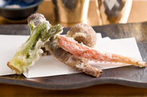 Ginza Fujita_Our seasonal tempura (fried meat or vegetables) features small portions of seasonal ingredients