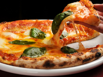 trattria e bar Buono！_Margherita pizza, made from home-made dough then baked in the restaurant's oven