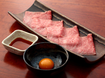 Yoroniku_Chuck roll sukiyaki, the meat becomes entangled with the sweet sauce and egg yolk