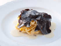 CUCINA HIRATA_Handmade taglioni topped with black truffles, the truffles are highly fragrant