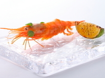 nacrée_Sweet shrimp and grilled lime, an innovative preparation and presentation