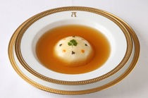 Apicius_Sea urchin, caviar, and cauliflower mousse in consomme