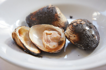 Ne Quittez Pas_Charcoal-grilled clams - The great taste of the clams are sealed within