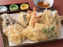 Yakatabune Amiko_[Assorted Tempura] Fresh ingredients are hot, freshly fried.