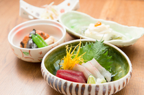 Kisetsuryori Dochiraika_The Seasonal Chef's Choice Course offers dishes featuring Inland Sea seafood and local Kagawa vegetables, as well as hagama hot pot rice