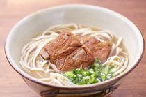 Yagiya_One of the shop's specialty dishes made with clean-tasting broth - "Hon soki soba (buckwheat noodles)"