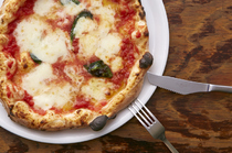 BACAR OKINAWA_A popular dish skillfully made with simple ingredients - "Margherita pizza"
