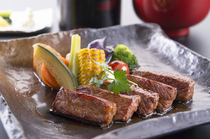 Hikariya Higashi_[Steak Swimming in Juice] With the　[Steak-Zen of Shinshu beef], you can enjoy the taste of high-quality Japanese beef to its fullest. 120g steak.