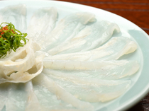 Fugu Ryori Tomoe_[Tessa] Sashimi of Fugu (globefish) thickly cut to be able to enjoy its savory taste  