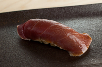 Takumi Shingo_Aged and pickled medium-fatty tuna whose flavors are drawn out with masterful aging