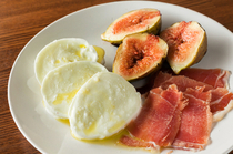76Vin_Charcoal grilled fig and buffalo mozzarella with raw ham the perfect blend of salty and sweet