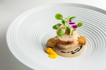 OGASAWARA-HAKUSHAKU-TEI_Marriage of [Asado of Scallop and Collagen, Served with Foie Gras Sauce and Caramelized Pear]