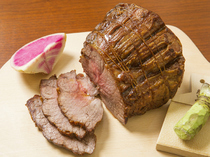 Tanta Felicita_Slow-roasted Kampo Wagyu beef seasoned with wasabi: Roasted at low heat to seal in the flavor!