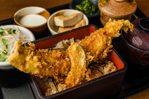 Tofu-ya_Presenting conger eels, chosen for their size: "Anaogo tenju-zen (Conger Eel Tempura Box Tray)"