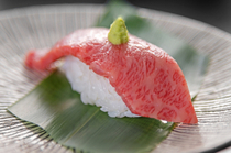 Oniku Shoan Harubina_Nigiri (hand-rolled sushi) with perfect harmony between rice and meat