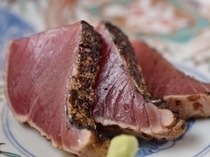 Ryowa Daido_Katsuo Shio tataki (Salted Seared Bonito) The final cooking is done right before your eyes. Fresh bonito, straight from Kochi, with a faint scent of straw that stimulates the appetite
