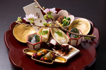 Oryori Kifune_The [Morikomi (sampling platter)] piled beautifully with an assortment of seasonal ingredients