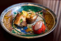 Hibi Sakanazuki Toboku_[Rockfish wrapped in bamboo shoots] and grilled, where the fattiness of the rockfish is cleanly washed away with strawberries