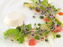 le Bistro Montmartre_With fresh colors and flavors, the [Blancmange cauliflower salad] is reminiscent of the summer season