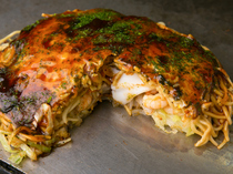 Micchan So-honten Hatchobori Branch_Fluffy, juicy ”okonomiyaki (Japanese savory pancake) with special soba”
