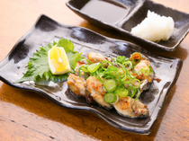 Micchan So-honten Hatchobori Branch_[Grilled oysters] The flavor spreads throughout your mouth