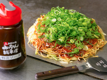 Micchan So-honten Hatchobori Branch_Okonomiyaki (Japanese savory pancake) with green onions and noodles
