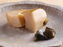 Sushi Hoshiyama_A topping that brings a sense of summer. With a soft center and robust chewiness: "Steamed Abalone"