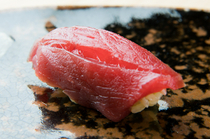 Sushi Yoshida_Sticky tuna nigiri sushi featuring soft and fluffy vinegared rice